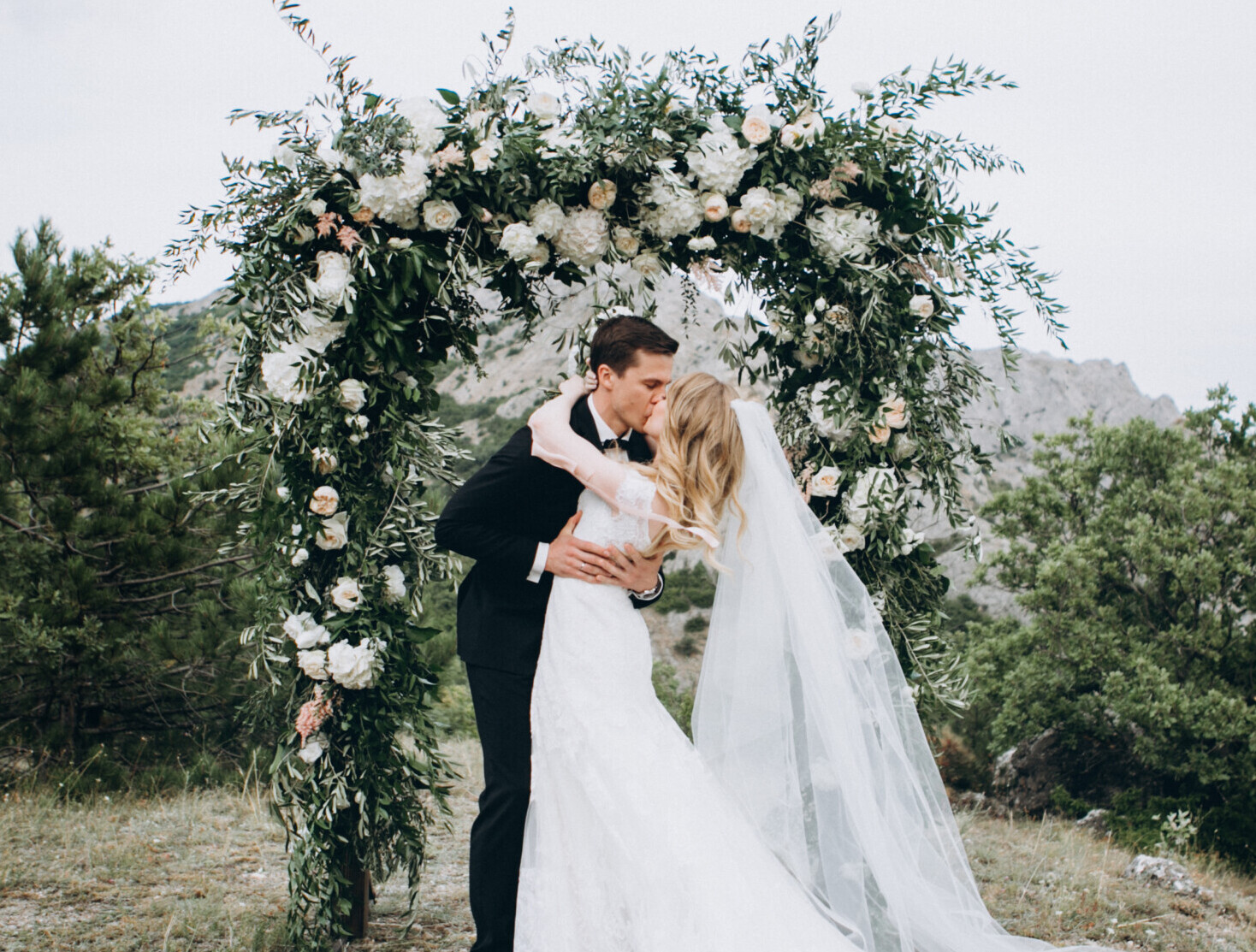 floral-arch-wedding-Italy