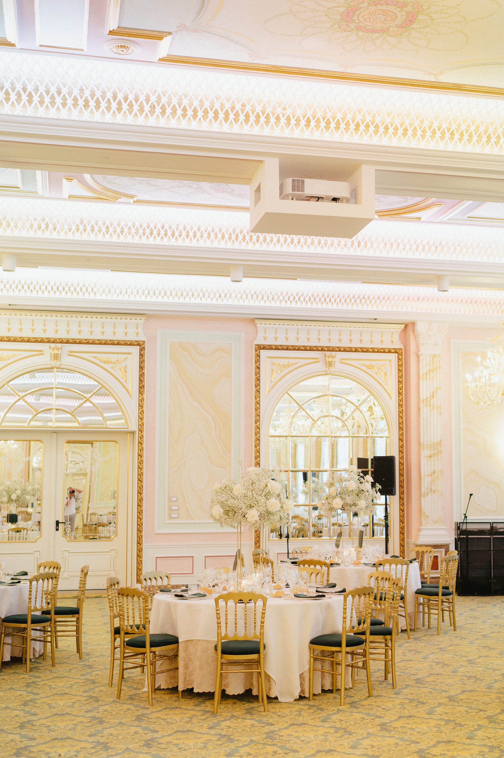 Luxury Wedding Table Decoration – Lake Maggiore Elegant wedding table with white floral centrepiece, gold chairs and candlelight at Grand Hotel des Iles Borromées.