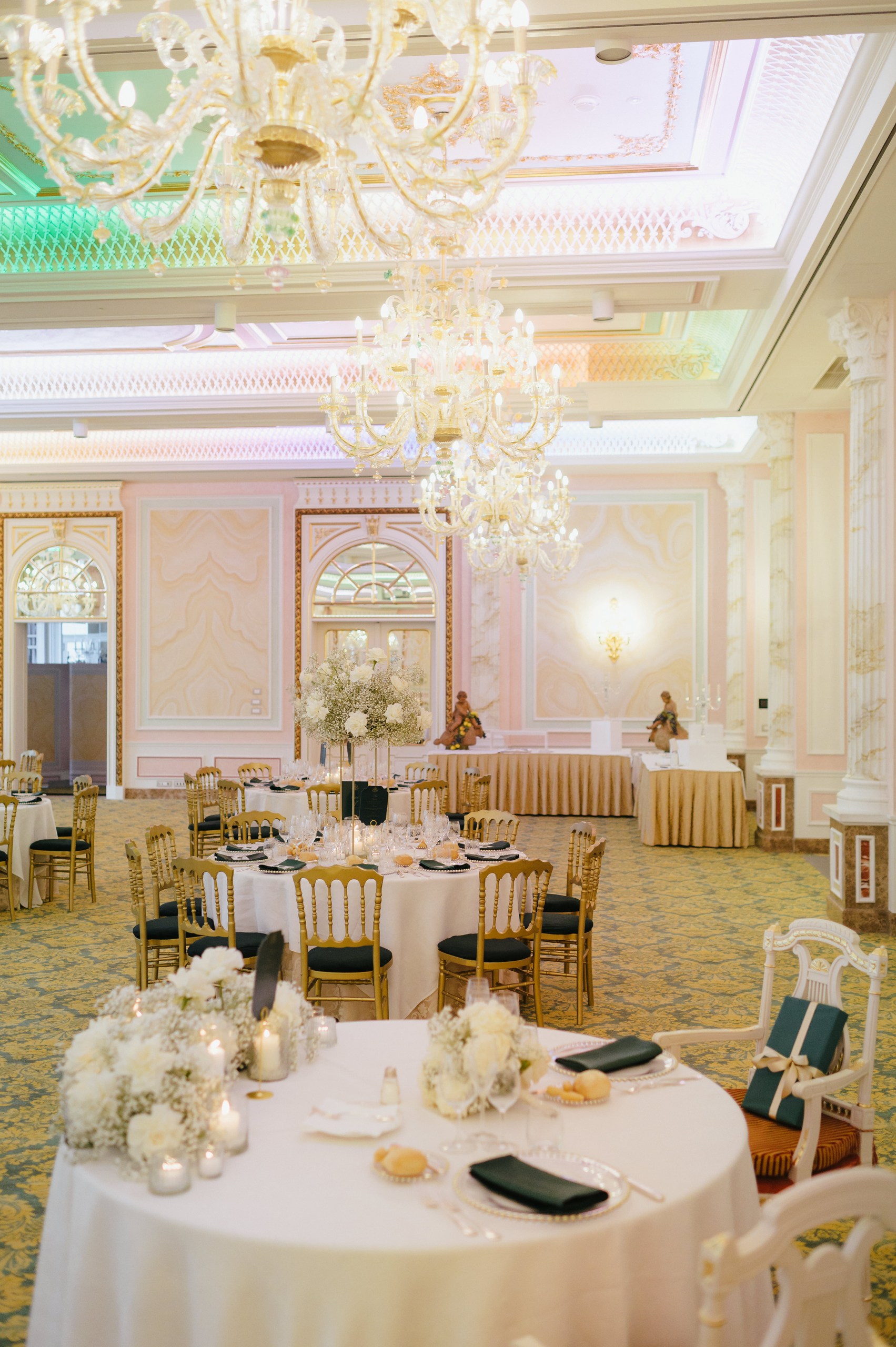 Luxury Wedding Table Decoration – Lake Maggiore Elegant wedding table with white floral centrepiece, gold chairs and candlelight at Grand Hotel des Iles Borromées.