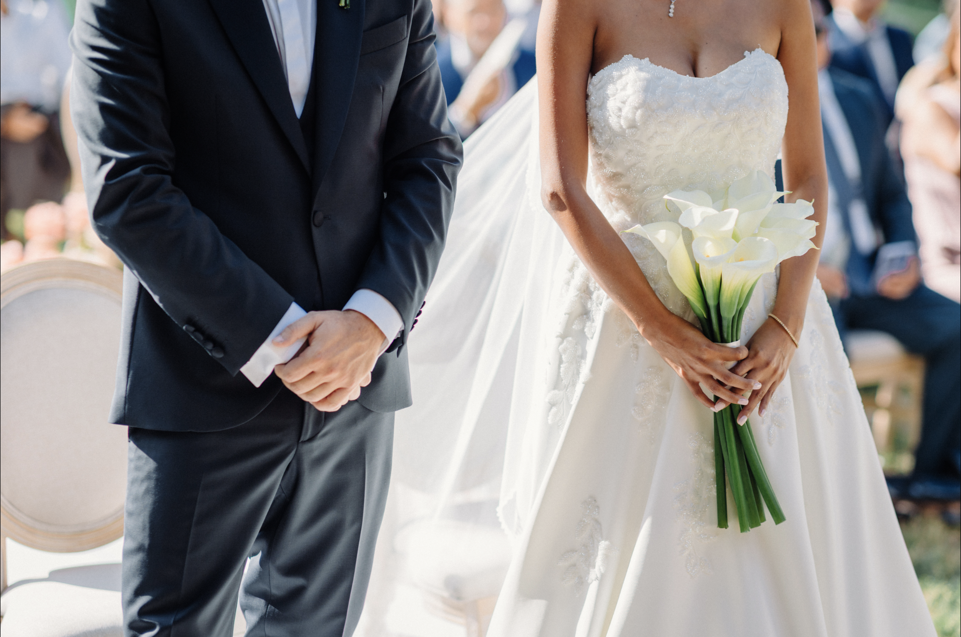 Giannella & Enrico’s Wedding Ceremony – Villa Cimena Close-up of Giannella and Enrico during their outdoor wedding ceremony at Villa Cimena in Turin, with the bride holding a bouquet of white calla lilies.