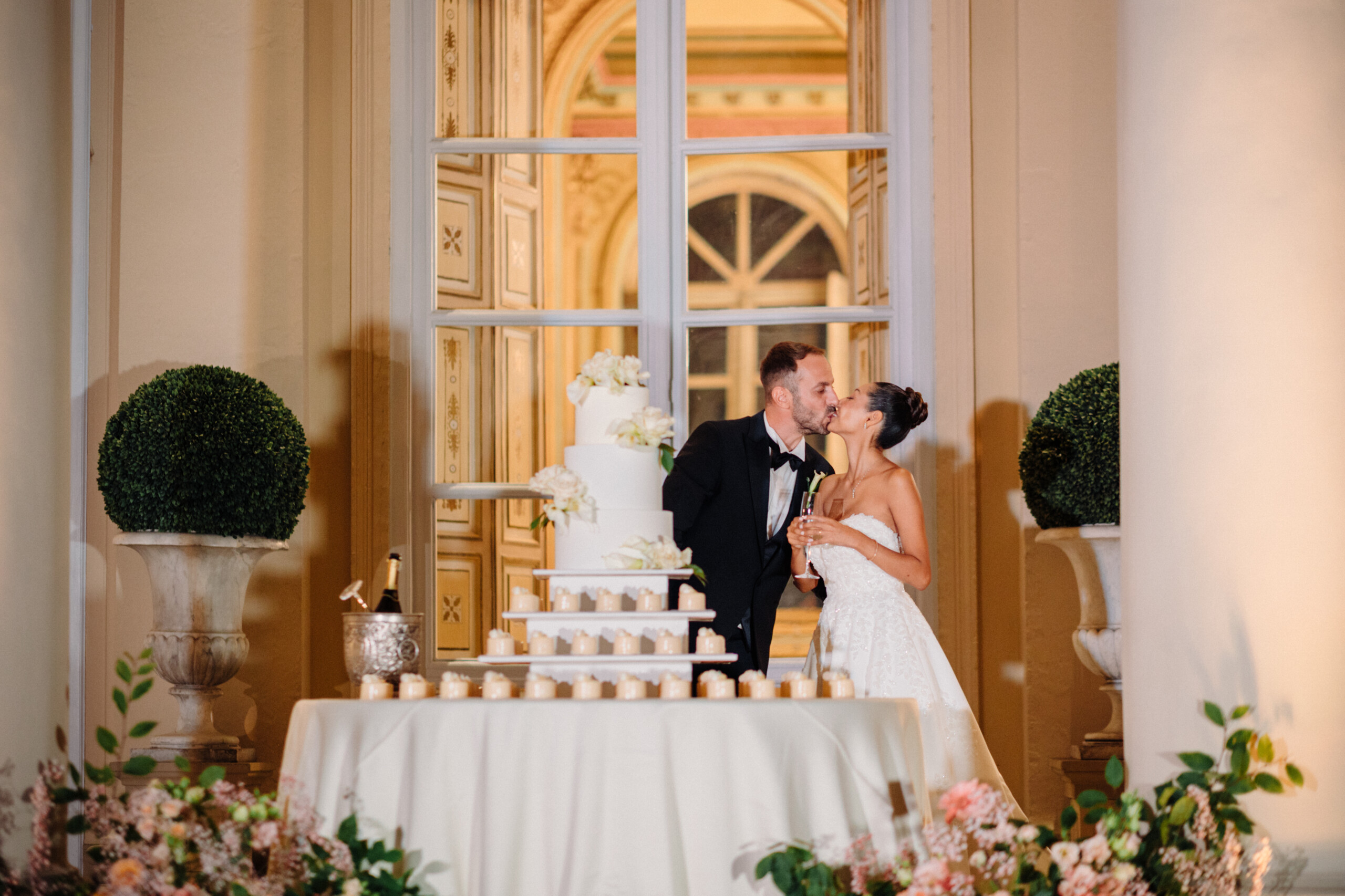 Wedding Cake Cutting – Giannella & Enrico at Villa Cimena Giannella and Enrico cutting their wedding cake in front of Villa Cimena in Turin, Italy.