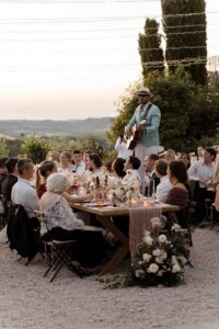 Matrimonio in Piemonte - la Villa, durante un momento musicale con cantante acustico e chitarra durante la cena al tramonto.