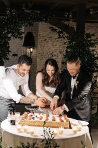 Matrimonio in Piemonte - la Villa, durante il momento del taglio torta con sposi sorridenti.