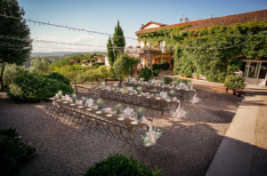 Matrimonio in Piemonte - la Villa, foto dei tavoli della cena creati in digitale su pavimento di ghiaia.