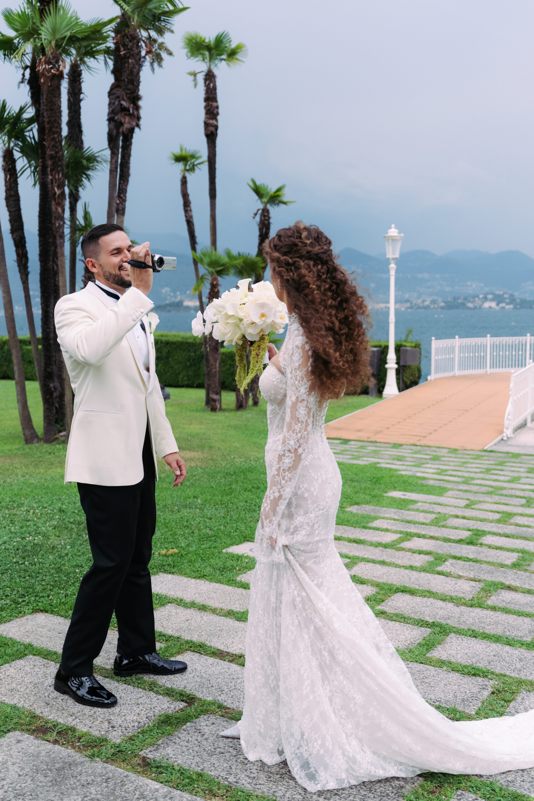 Matrimonio sul Lago Maggiore a Villa Muggia Aleksandra e Dmitry nei giardini panoramici di Villa Muggia con vista sul Lago Maggiore.