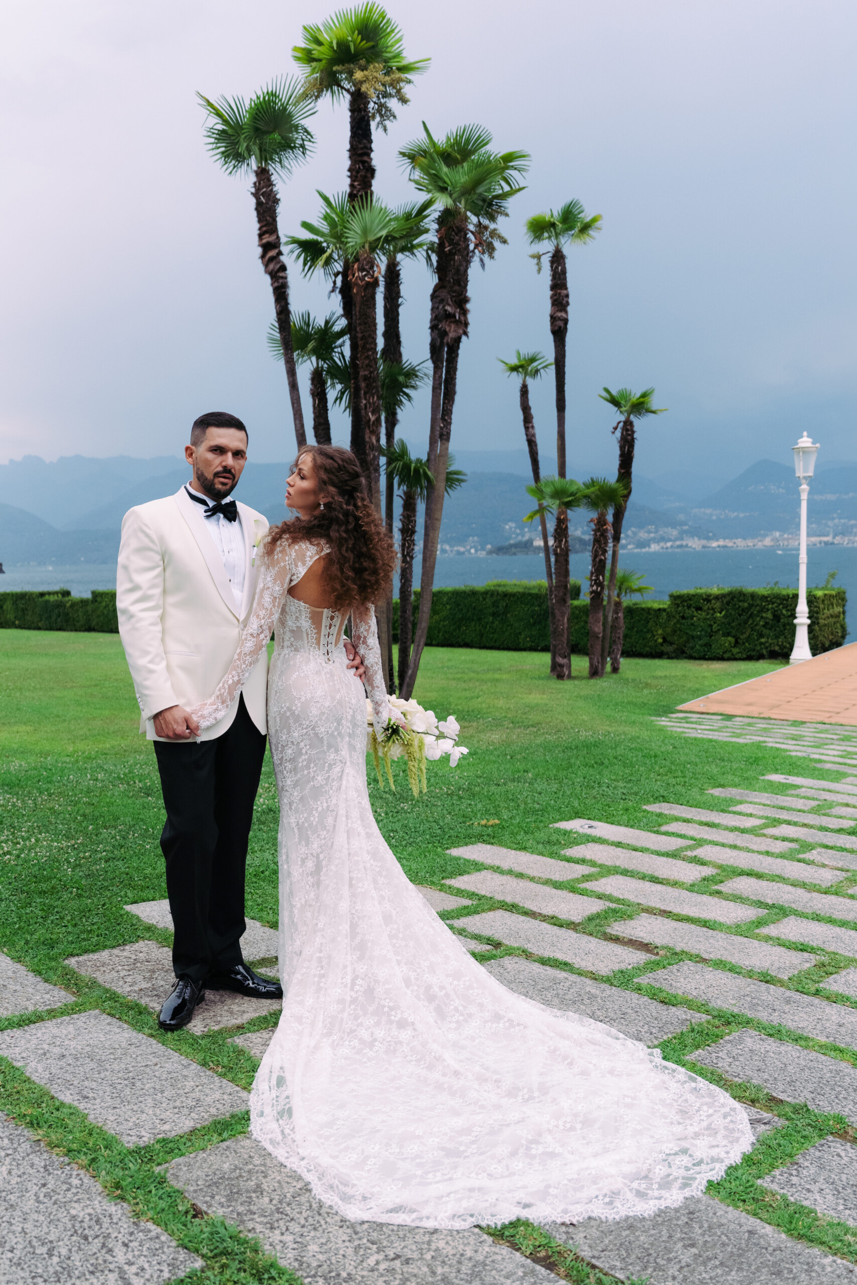 Matrimonio sul Lago Maggiore a Villa Muggia Momento romantico degli sposi nel giardino di Villa Muggia affacciato sul lago.