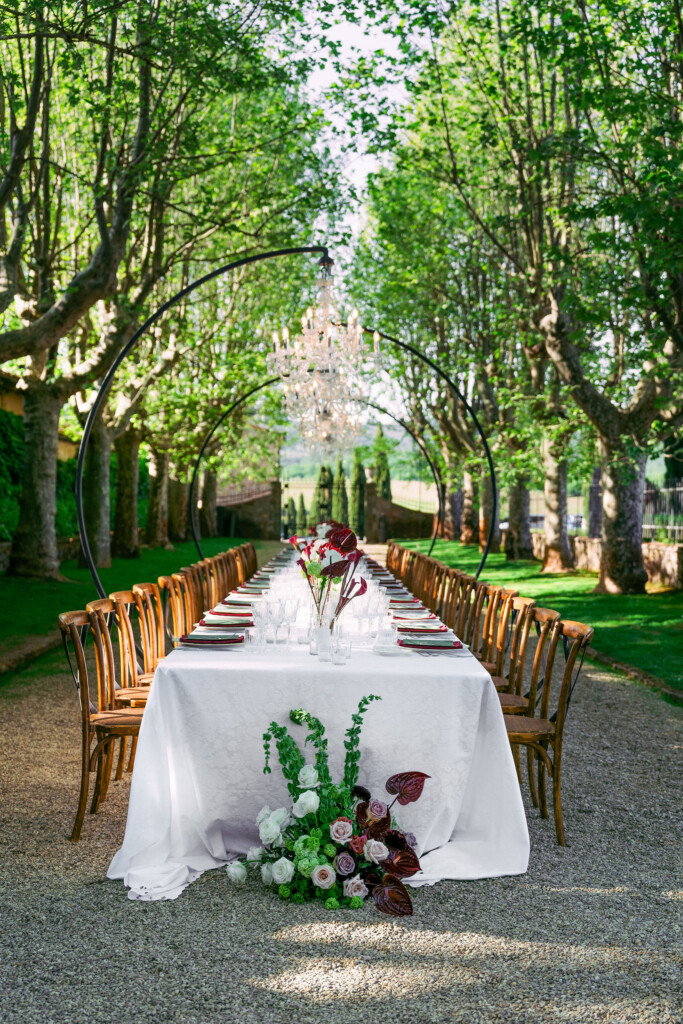 Matrimonio a Villa La Selva in Toscana | Adele e Sam Tavolo imperiale per il matrimonio di Adele e Sam a Villa La Selva in Toscana, con lampadari di cristallo e composizioni floreali bordeaux. Copia ALT