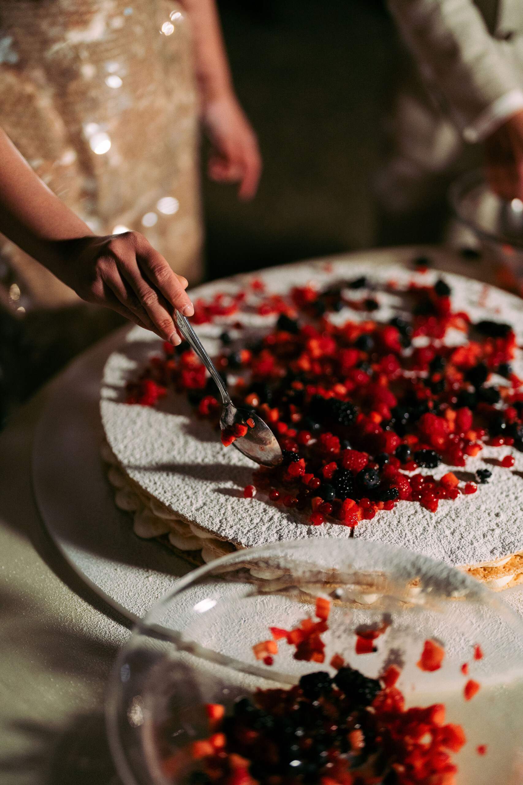 Matrimonio a Villa La Selva in Toscana | Adele e Sam Taglio della torta durante il matrimonio a Villa la Selva