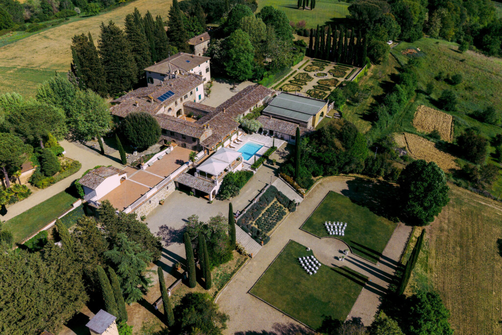 Matrimonio a Villa La Selva in Toscana | Adele e Sam Panoramica dall'alto di Villa la Selva