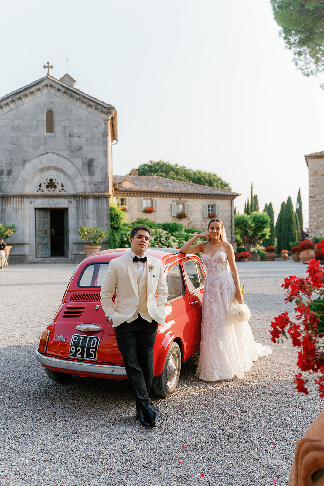 Diana e Daniel su una macchina d'epoca rossa