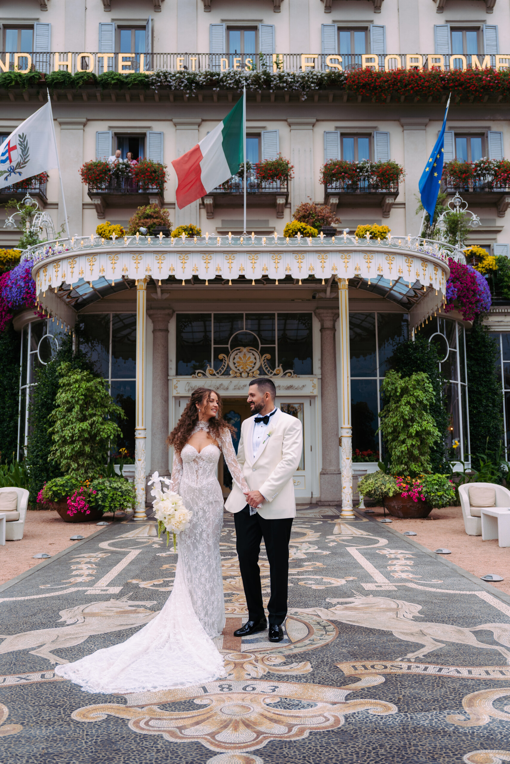Matrimonio sul Lago Maggiore a Villa Muggia Gli sposi davanti allo storico Hotel Borromeo sul Lago Maggiore.