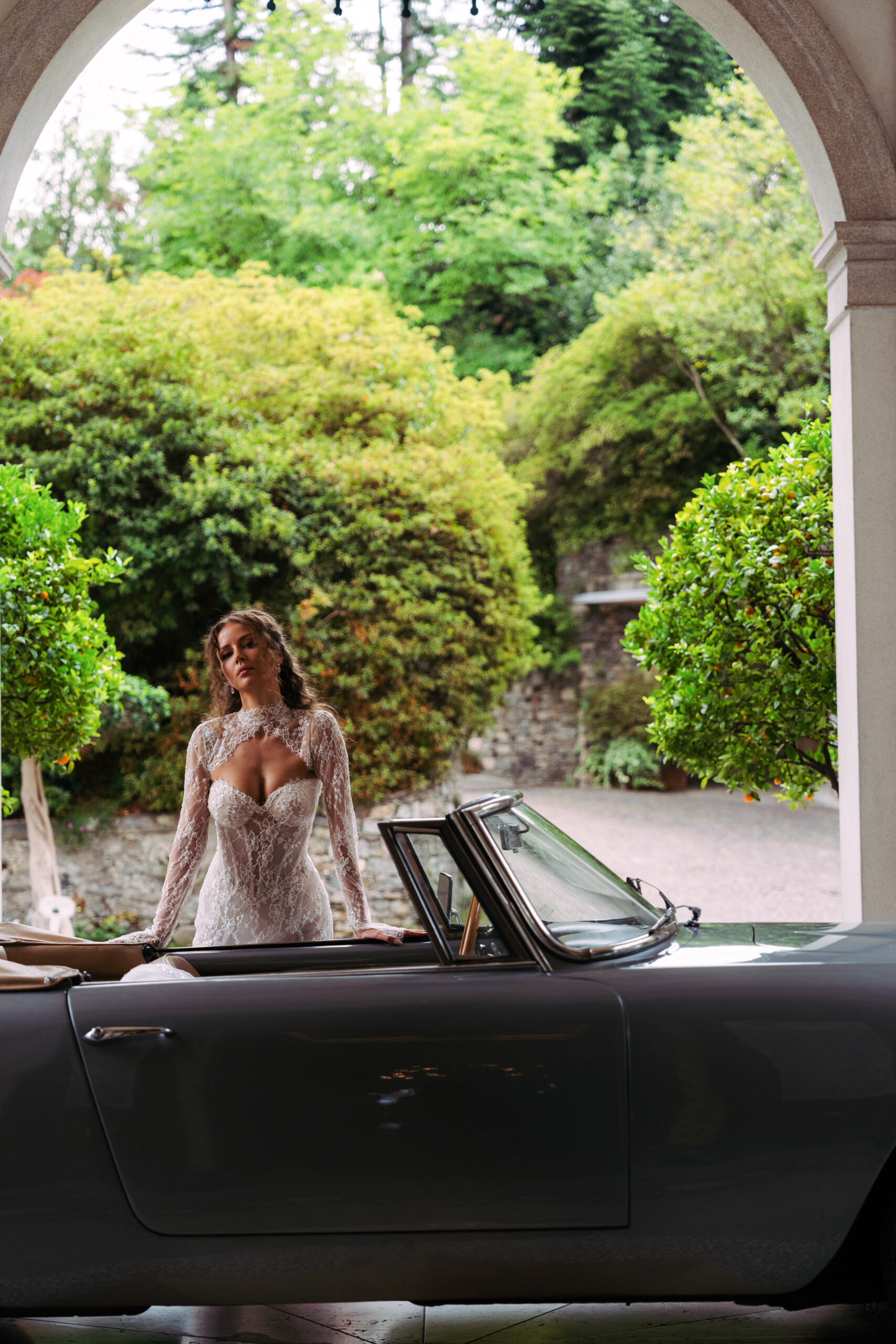 Matrimonio sul Lago Maggiore a Villa Muggia Ritratto della sposa accanto su auto d’epoca