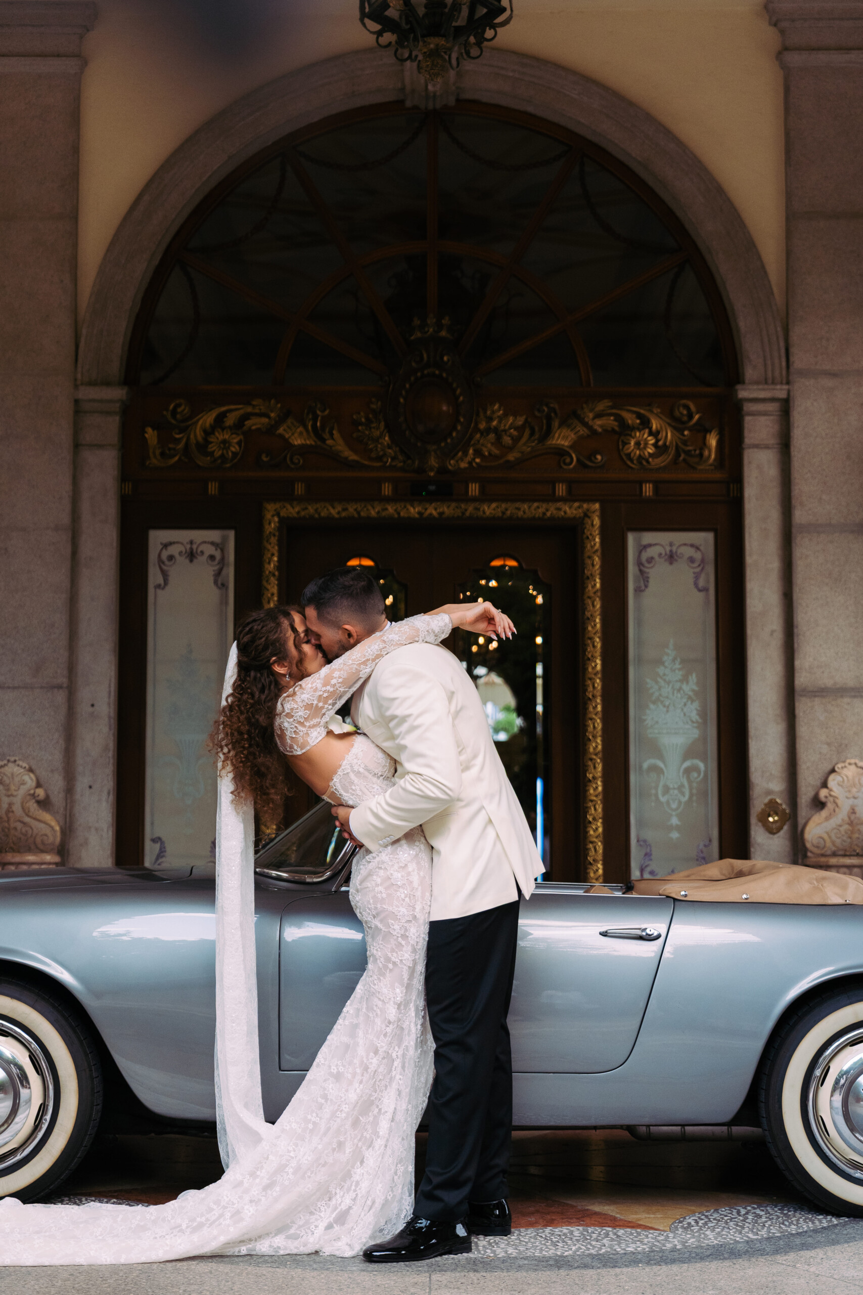 Matrimonio sul Lago Maggiore a Villa Muggia Ritratto degli sposi accanto all’auto d’epoca scelta per il matrimonio a Villa Muggia.