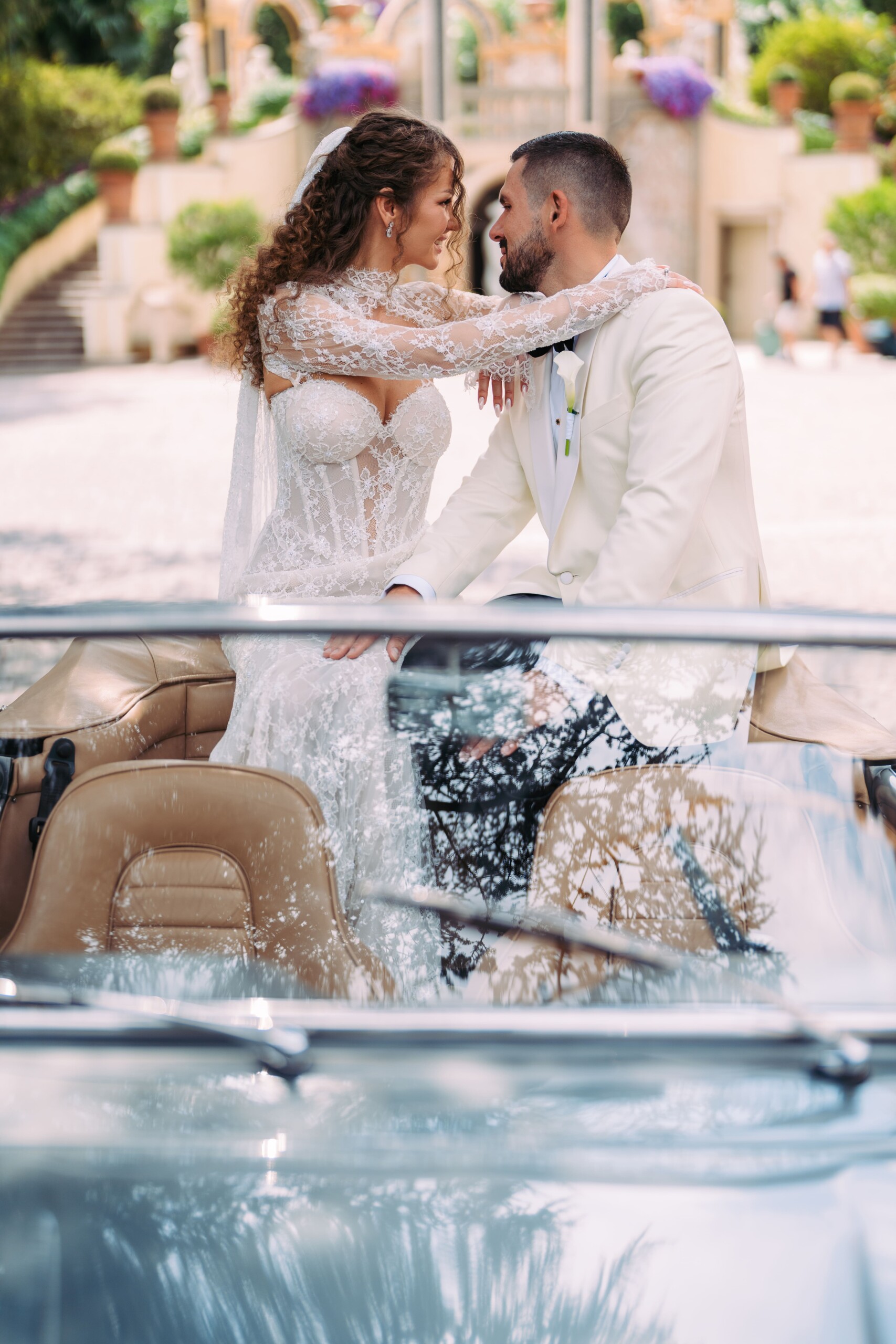 Matrimonio sul Lago Maggiore a Villa Muggia Momento spontaneo e romantico degli sposi durante gli spostamenti della giornata.