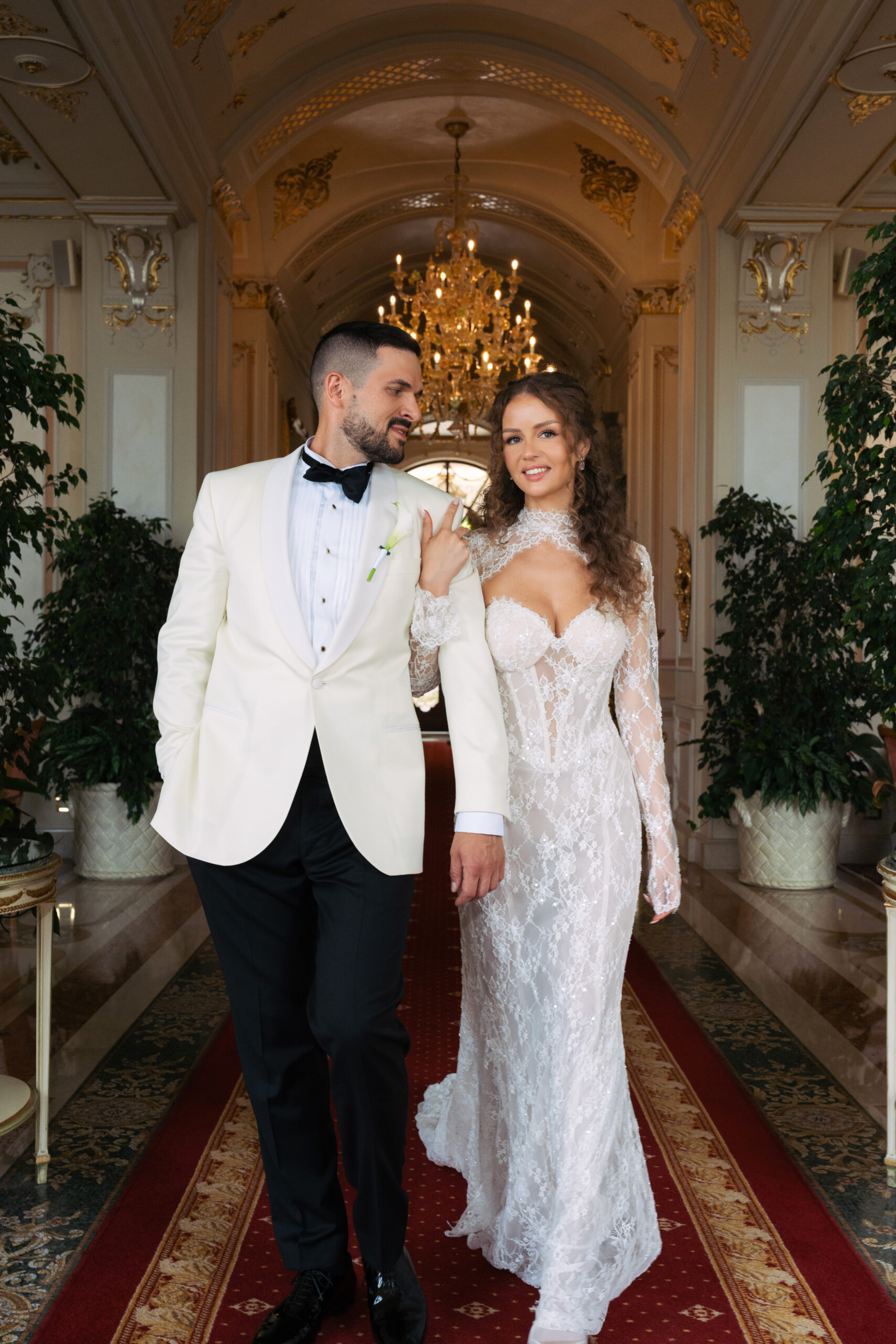 Matrimonio sul Lago Maggiore a Villa Muggia Gli sposi fotografati negli eleganti ambienti interni dell'Hotel Borromeo