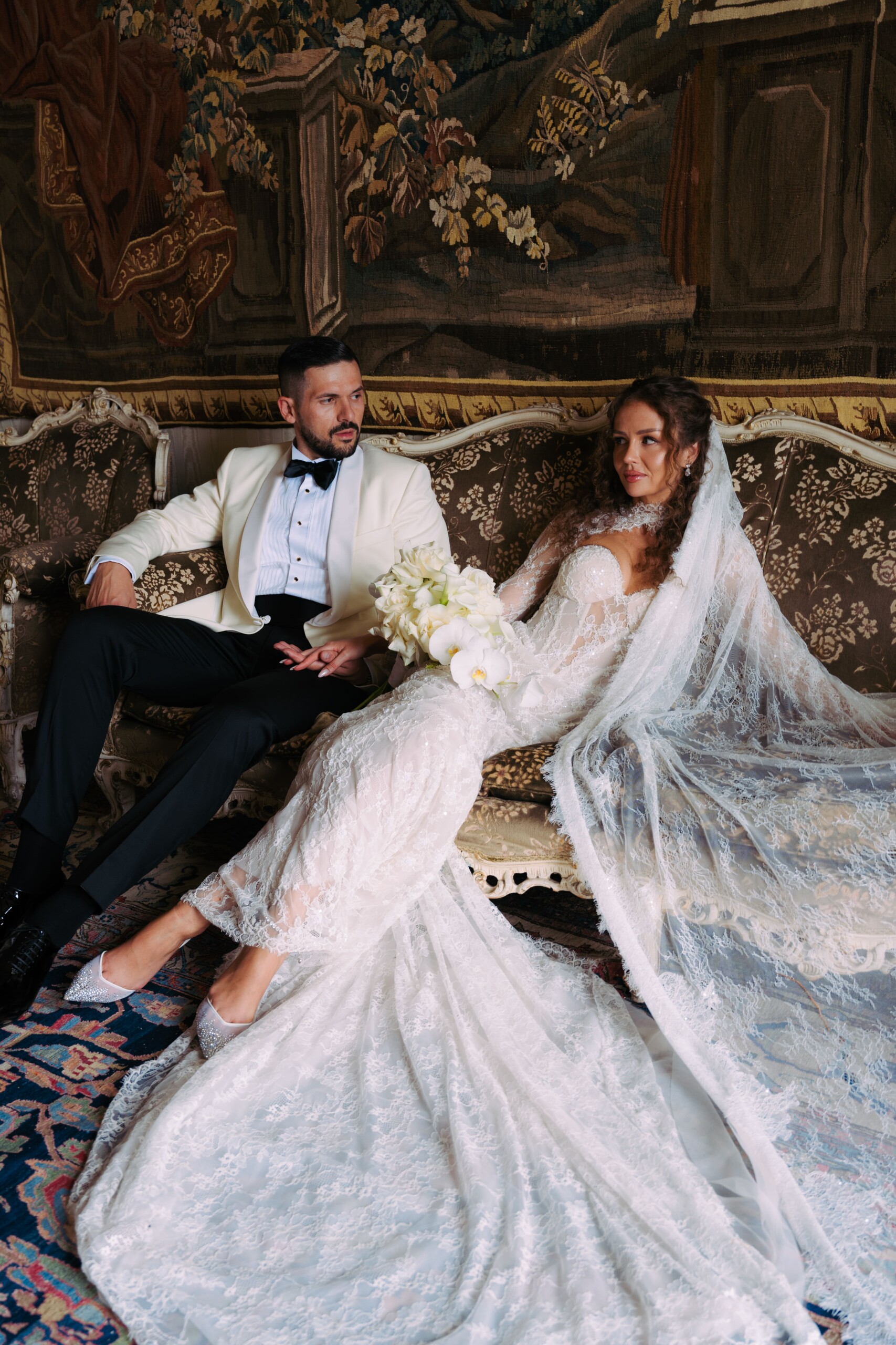 Matrimonio sul Lago Maggiore a Villa Muggia Gli sposi fotografati negli eleganti ambienti interni dell'Hotel Borromeo