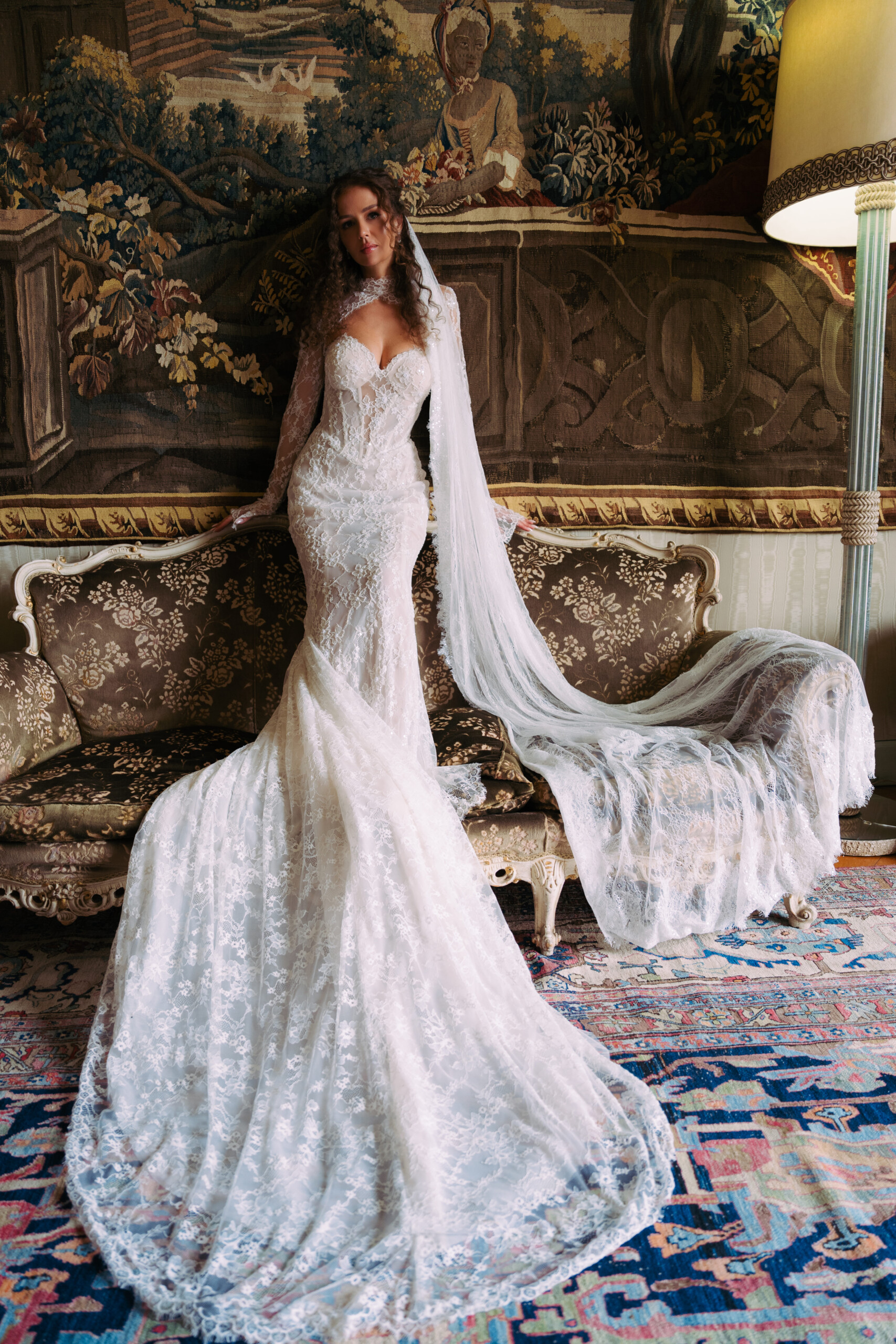 Matrimonio sul Lago Maggiore a Villa Muggia Il lungo abito da sposa fotografato nelle sale eleganti della villa sul Lago Maggiore.