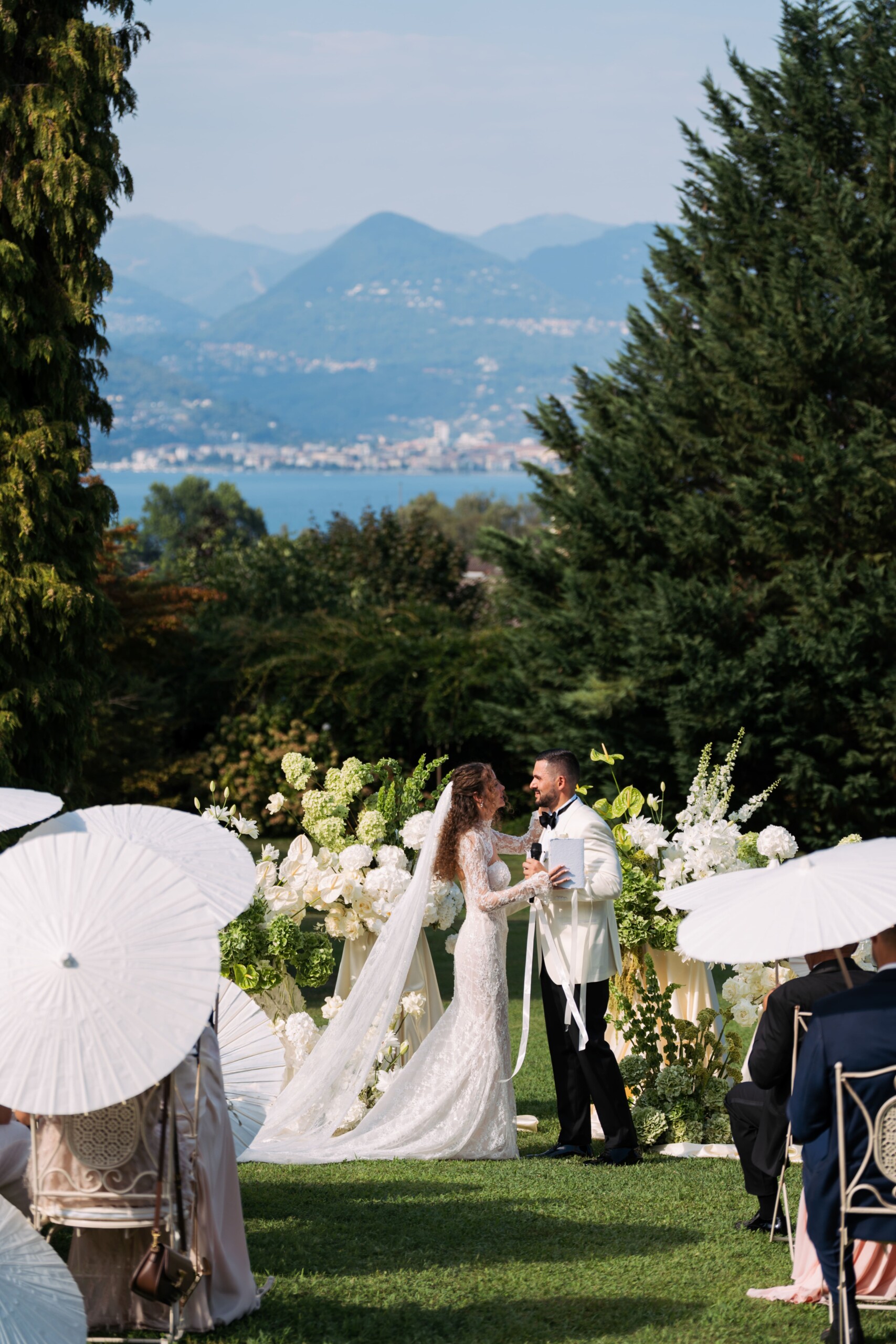 Matrimonio sul Lago Maggiore a Villa Muggia Gli sposti durante la cerimonia nei giardini di Villa Muggia