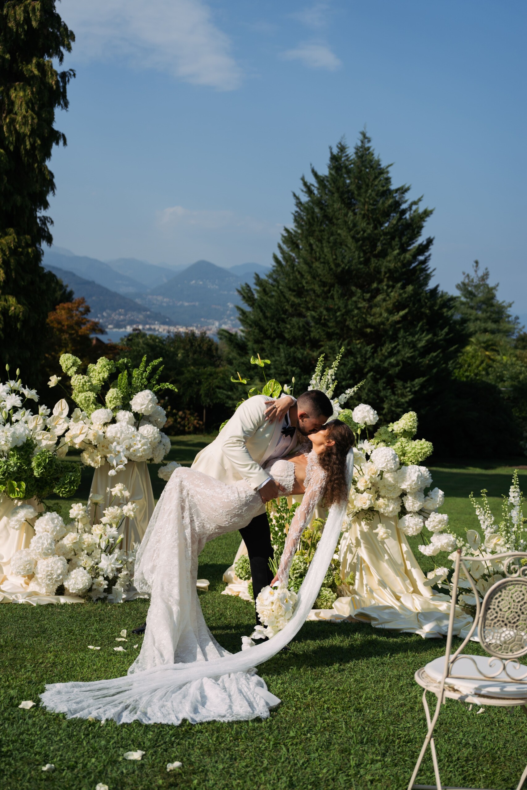 Matrimonio sul Lago Maggiore a Villa Muggia Gli sposi durante la cerimonia nei giardini di VIlla Muggia