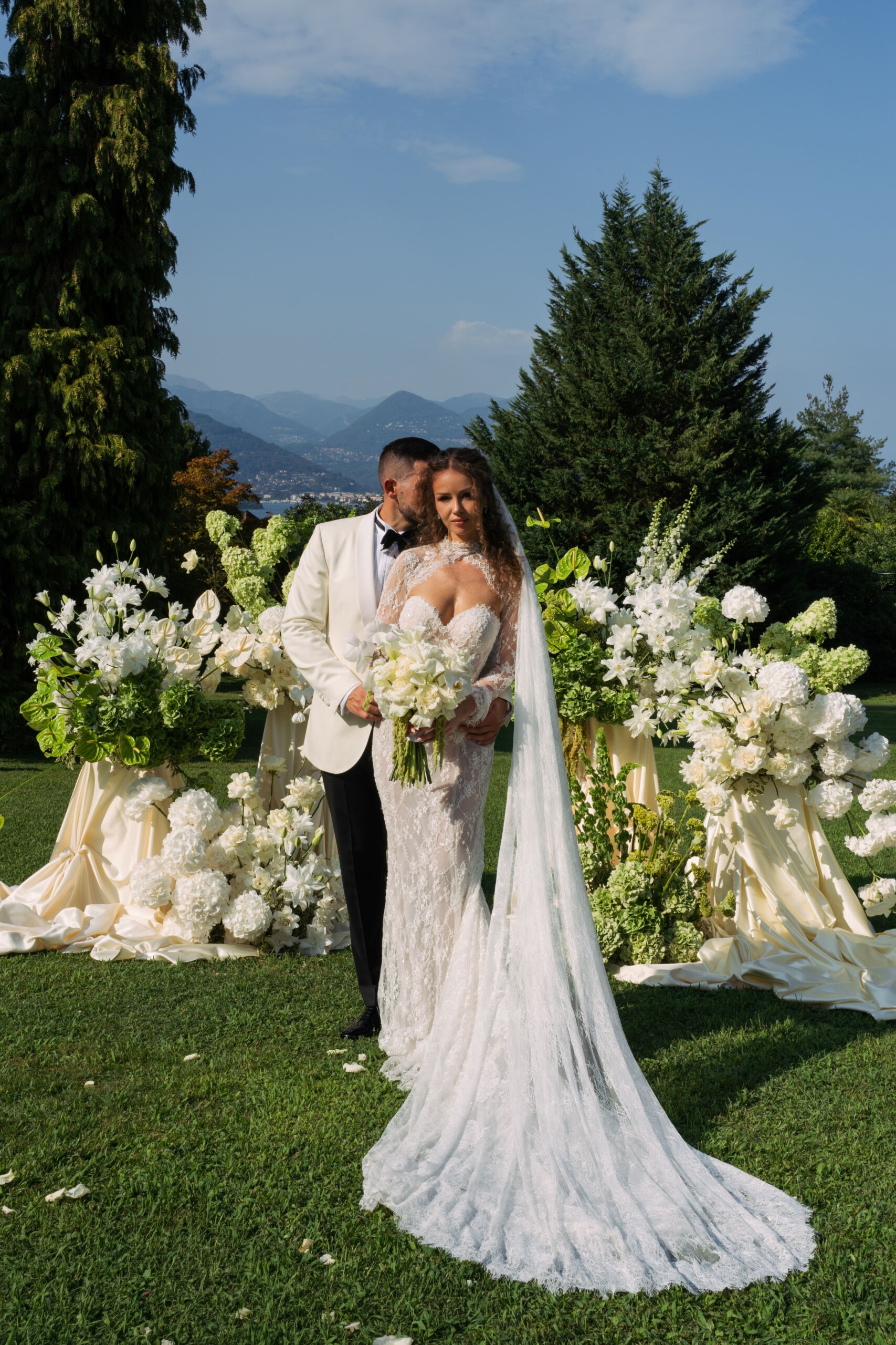 Matrimonio sul Lago Maggiore a Villa Muggia Gli sposti durante la cerimonia nei giardini di Villa Muggia