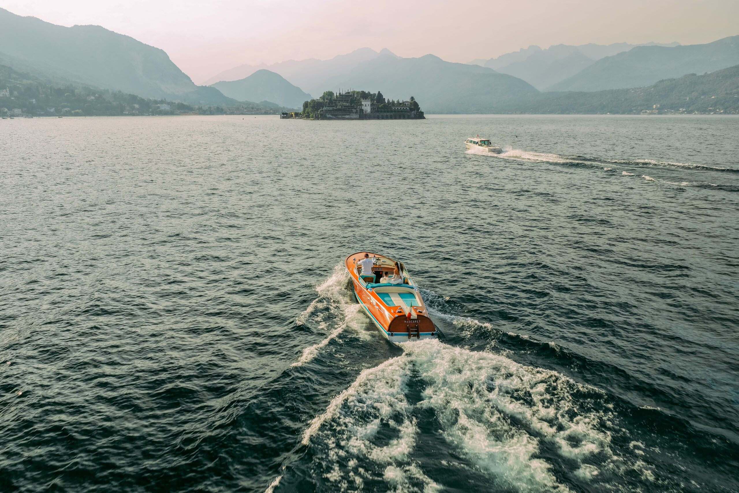 Matrimonio sul Lago Maggiore a Villa Muggia Gli sposi a bordo di una barca sul Lago Maggiore durante il giorno del loro matrimonio.