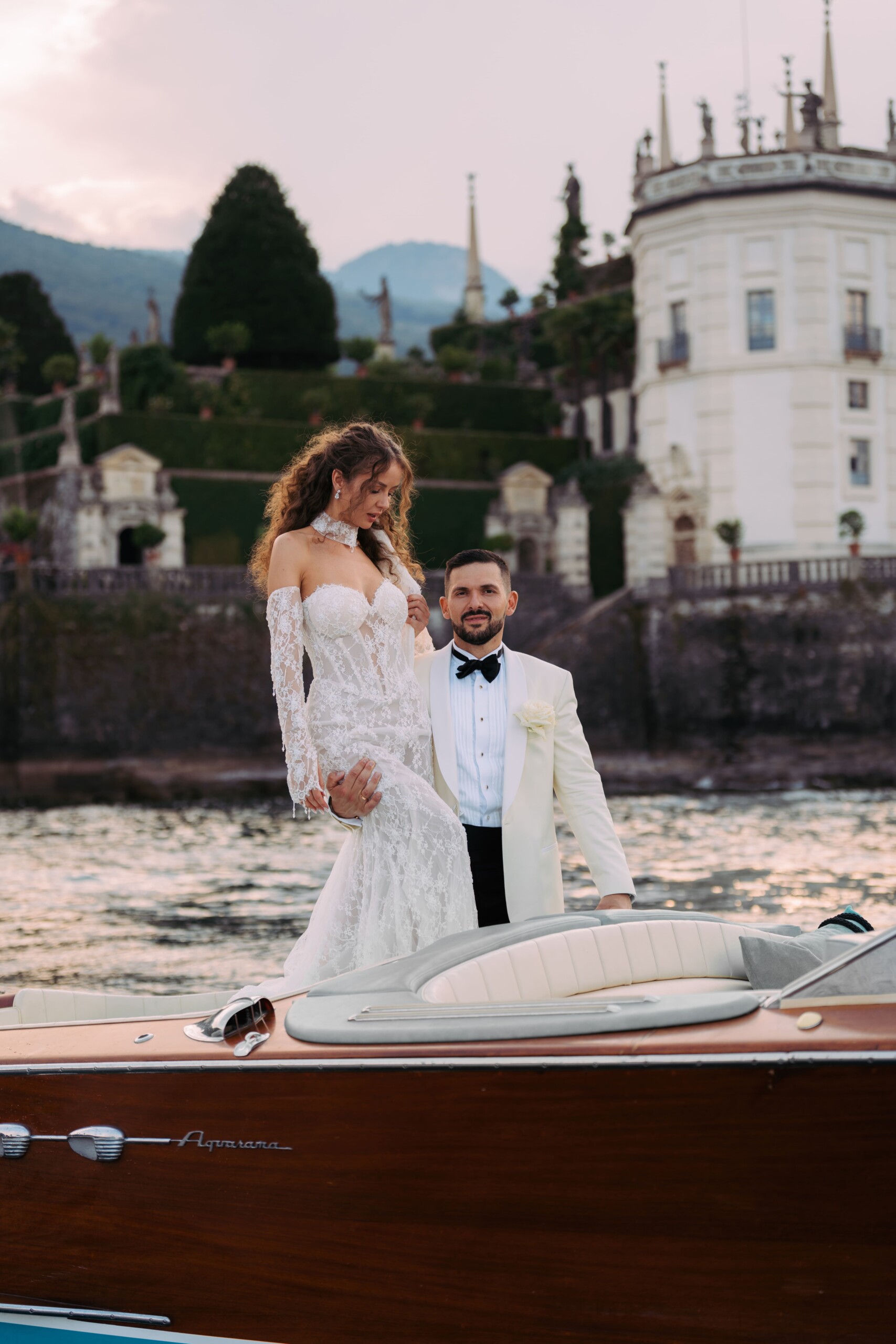 Matrimonio sul Lago Maggiore a Villa Muggia Ritratto degli sposi durante un romantico momento in barca sul Lago Maggiore.