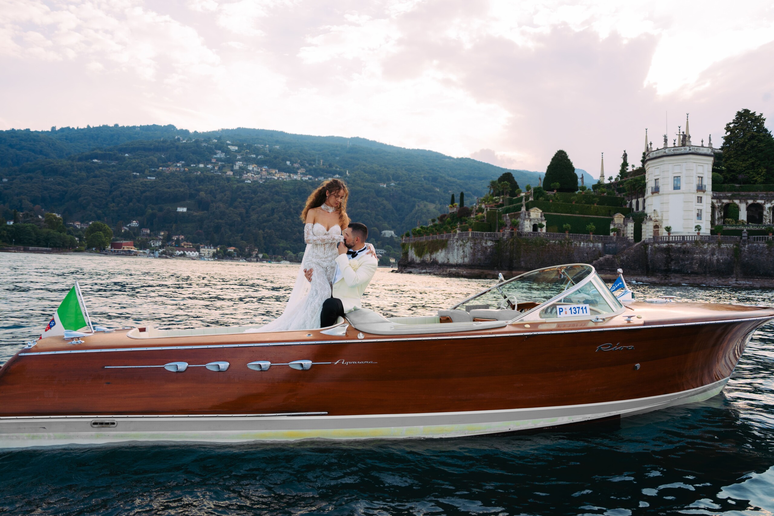 Matrimonio sul Lago Maggiore a Villa Muggia Gli sposi a bordo di una barca sul Lago Maggiore durante il giorno del loro matrimonio.