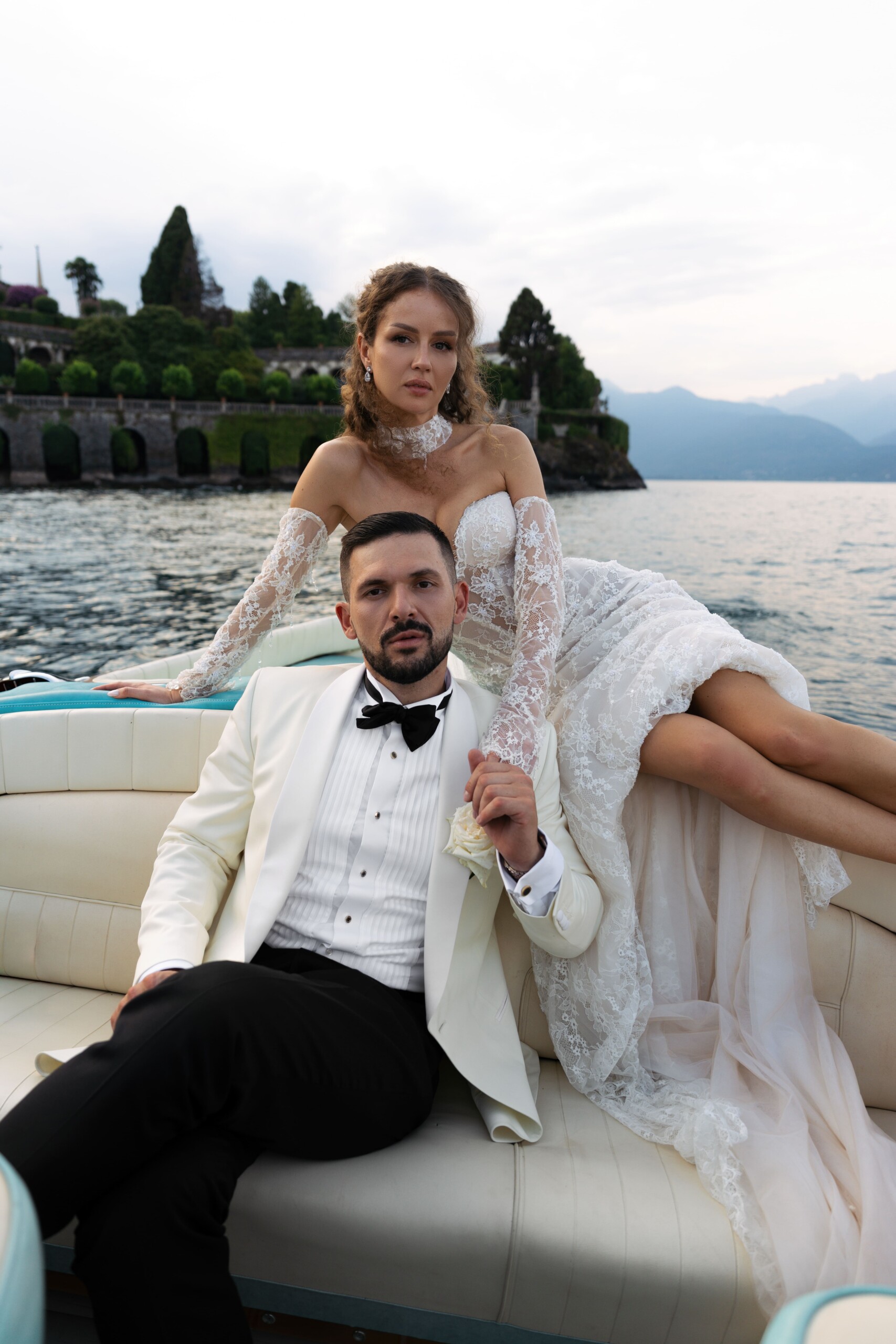 Matrimonio sul Lago Maggiore a Villa Muggia Ritratto degli sposi durante un romantico momento in barca sul Lago Maggiore.