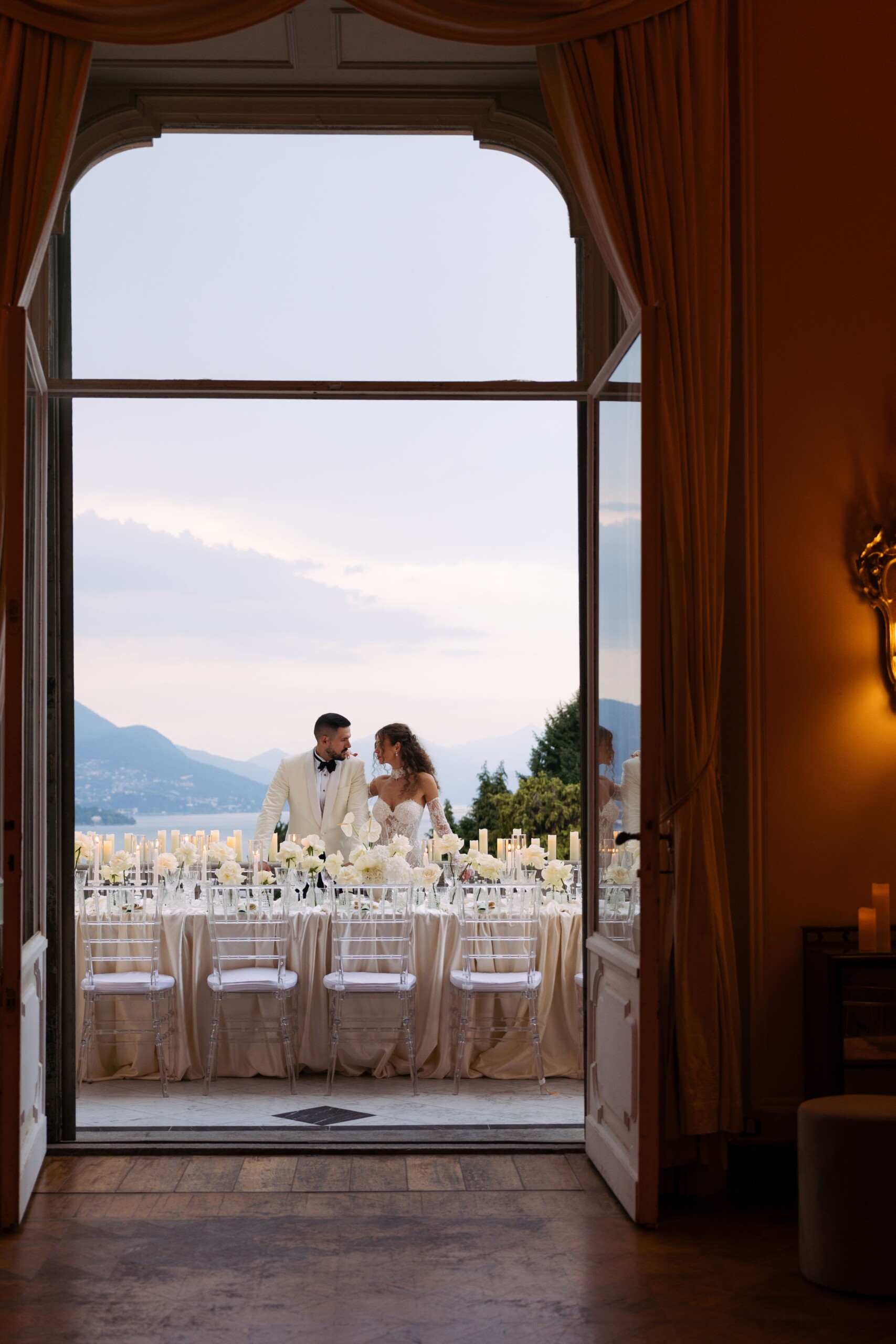 Matrimonio sul Lago Maggiore a Villa Muggia Gli sposi durante la cena sulla terrazza panoramica di Villa Muggia al tramonto.