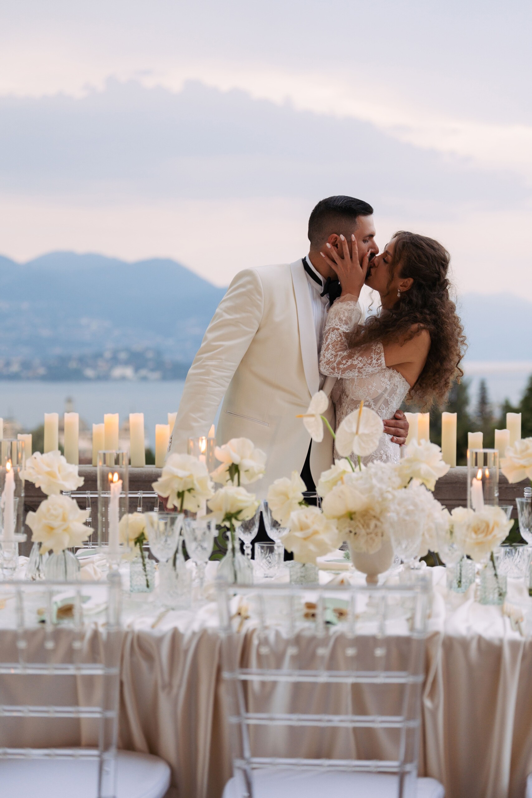 Matrimonio sul Lago Maggiore a Villa Muggia Gli sposi durante la cena sulla terrazza panoramica di Villa Muggia al tramonto.
