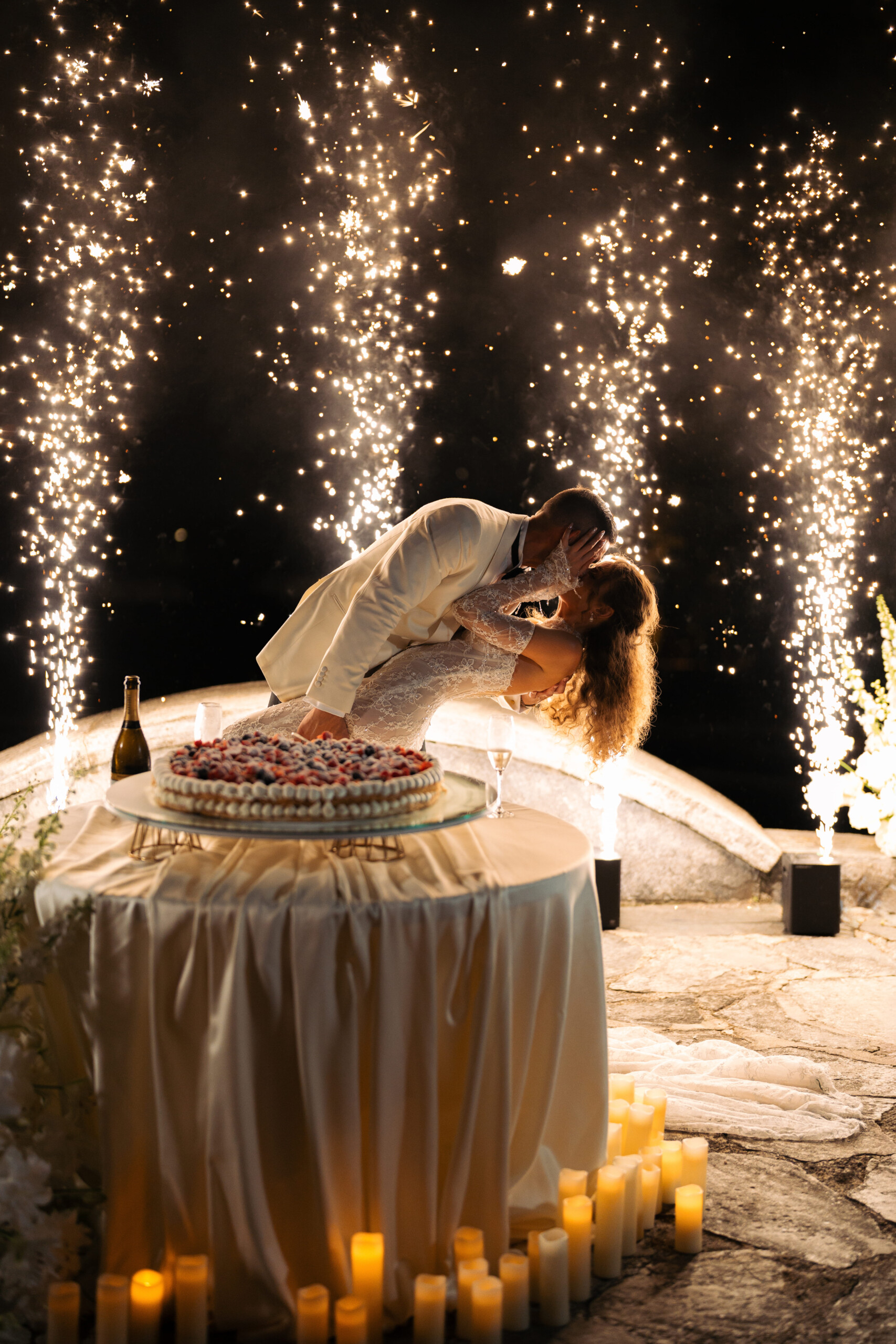 Matrimonio sul Lago Maggiore a Villa Muggia Il taglio della torta con fontane luminose durante il ricevimento serale a Villa Muggia.