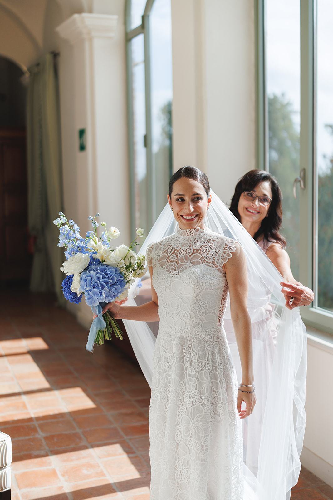 Ritratto della sposa Gina – Matrimonio nel Monferrato Gina in abito da sposa bianco con bouquet durante i preparativi