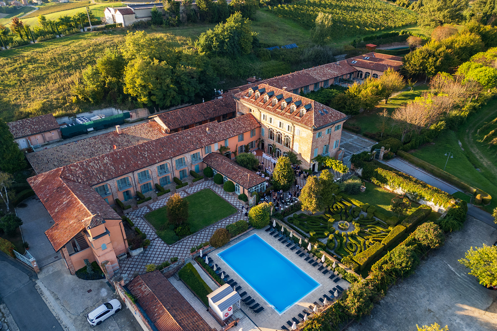 Relais Sant’Uffizio – Location matrimonio Monferrato Veduta aerea del Relais Sant’Uffizio circondato dal verde del Monferrato