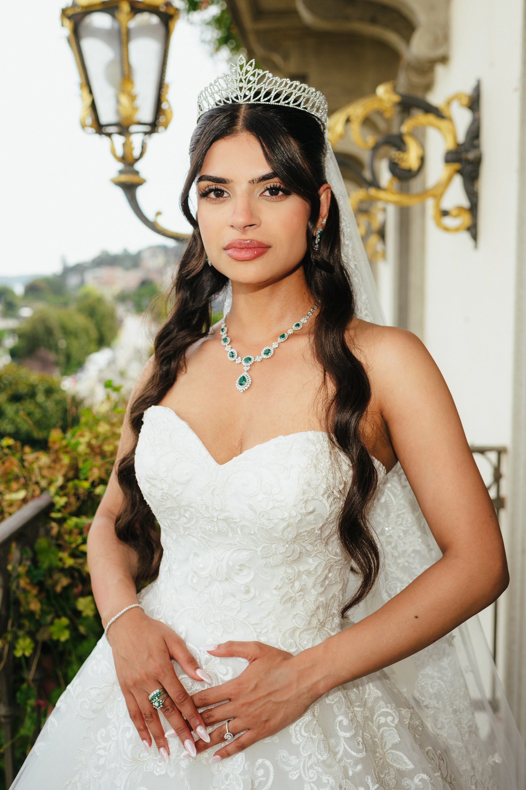 Ritratto della sposa sul Lago Maggiore Sposa con abito bianco, tiara e gioielli eleganti su una terrazza panoramica affacciata sul Lago Maggiore.