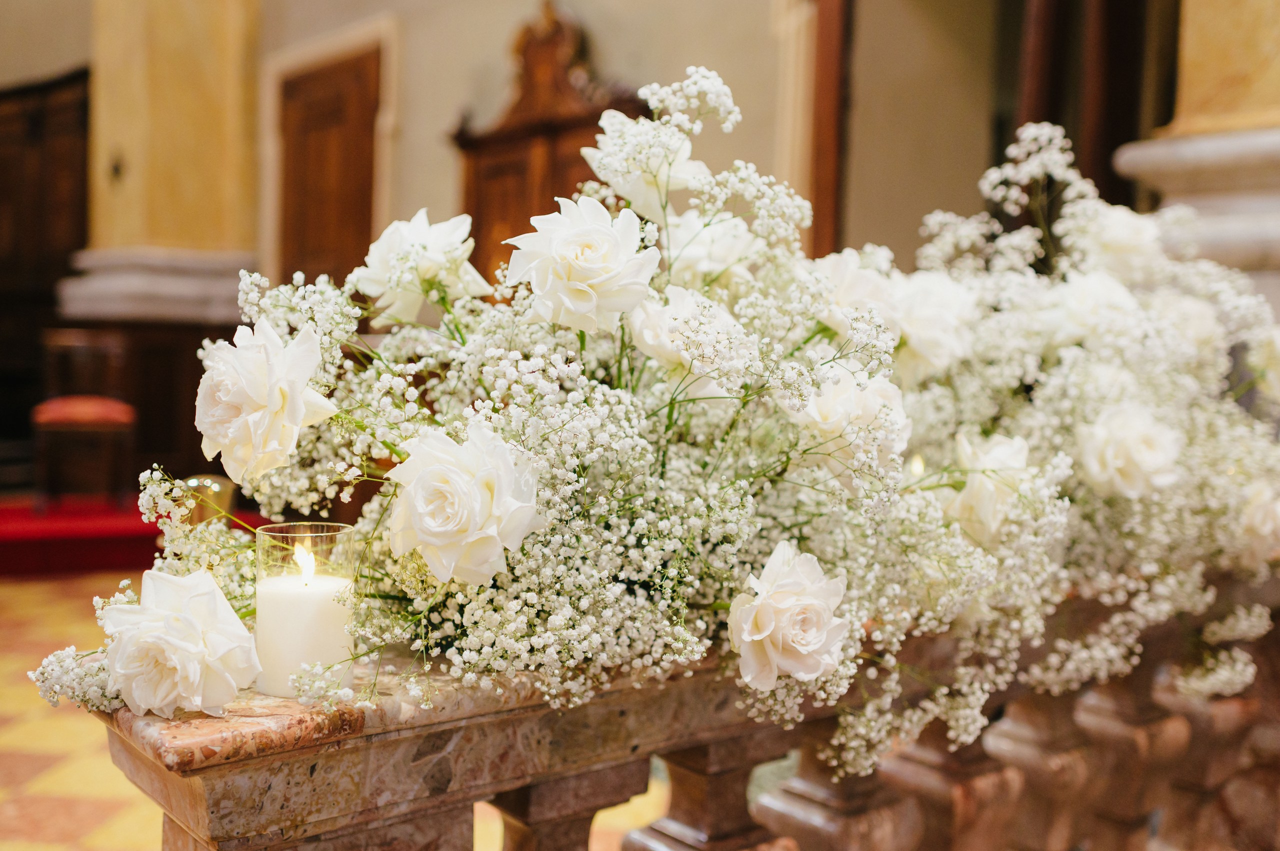Cerimonia di matrimonio a Stresa sul Lago Maggiore Cerimonia religiosa di matrimonio nella Chiesa Arcipreturale dei Santi Ambrogio e Theodulo a Stresa, con gli invitati.