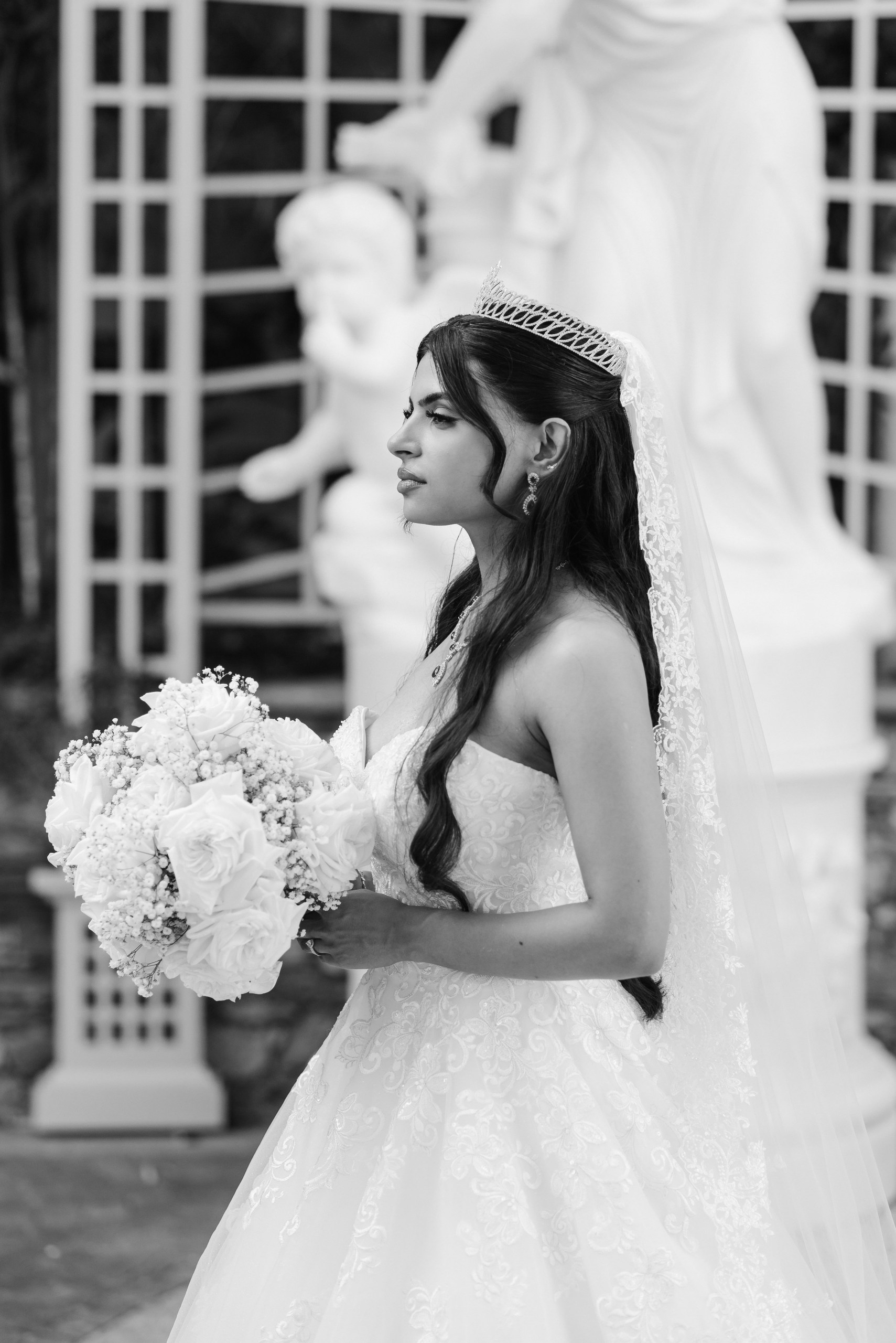 Ritratto della sposa sul Lago Maggiore Sposa con abito bianco, tiara e gioielli eleganti su una terrazza panoramica affacciata sul Lago Maggiore.