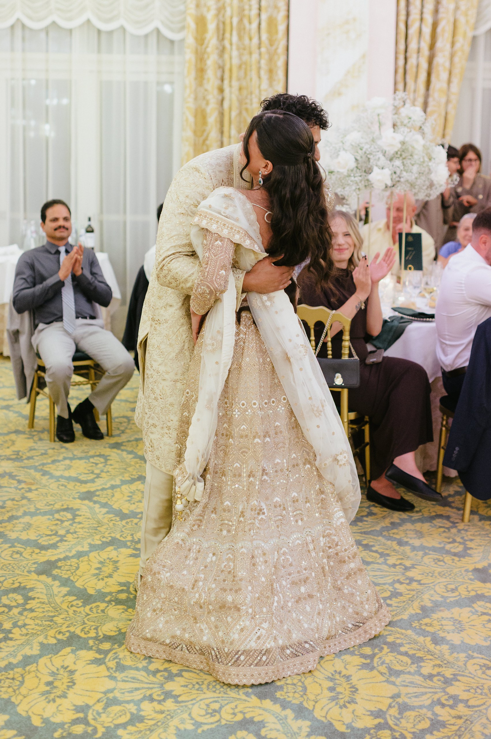 Matrimonio indiano sul Lago Maggiore – Andrea e Max ndrea e Max in abiti tradizionali indiani durante il ricevimento del loro matrimonio multiculturale sul Lago Maggiore.