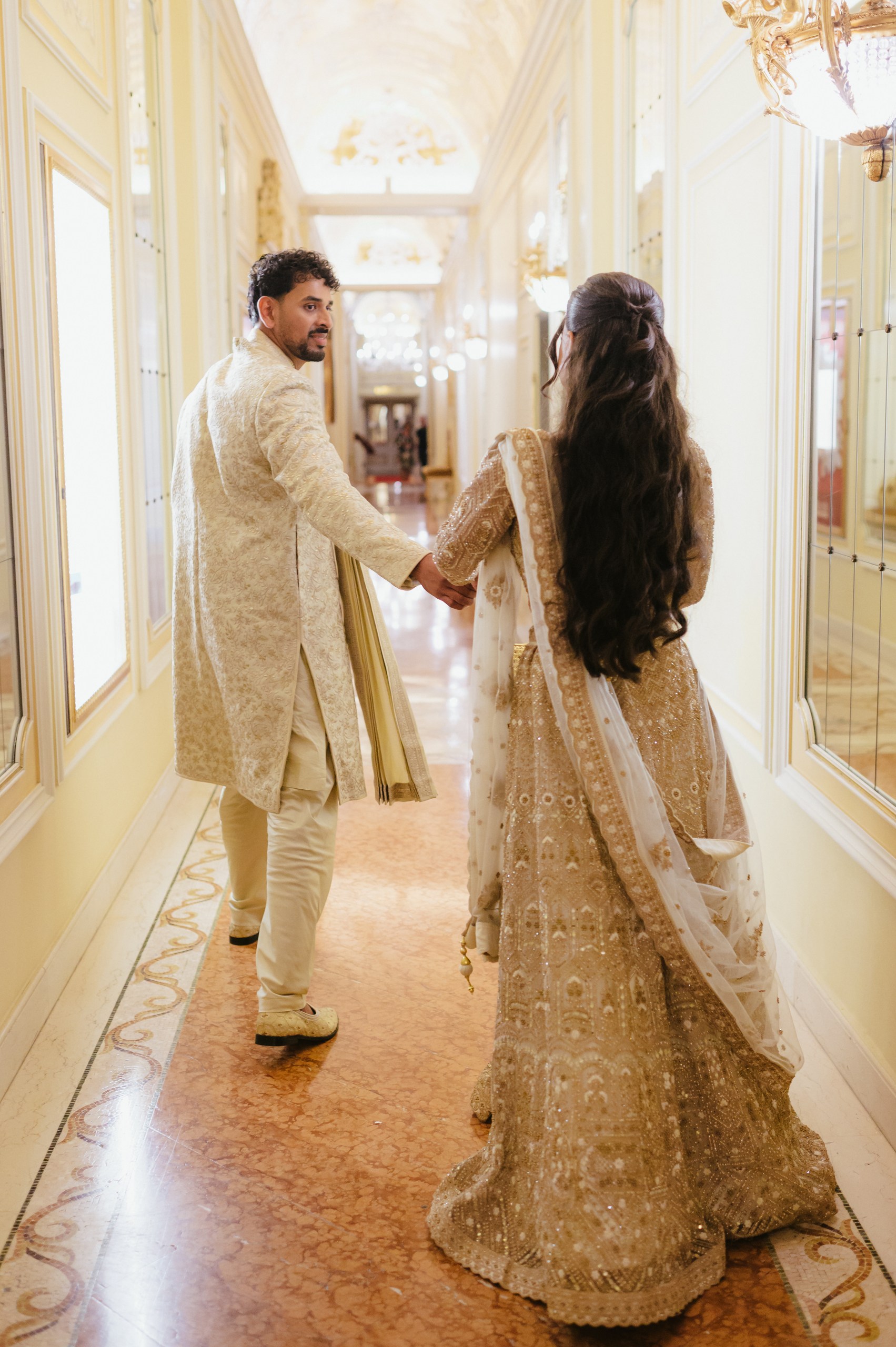 Matrimonio indiano sul Lago Maggiore – Andrea e Max ndrea e Max in abiti tradizionali indiani durante il ricevimento del loro matrimonio multiculturale sul Lago Maggiore.