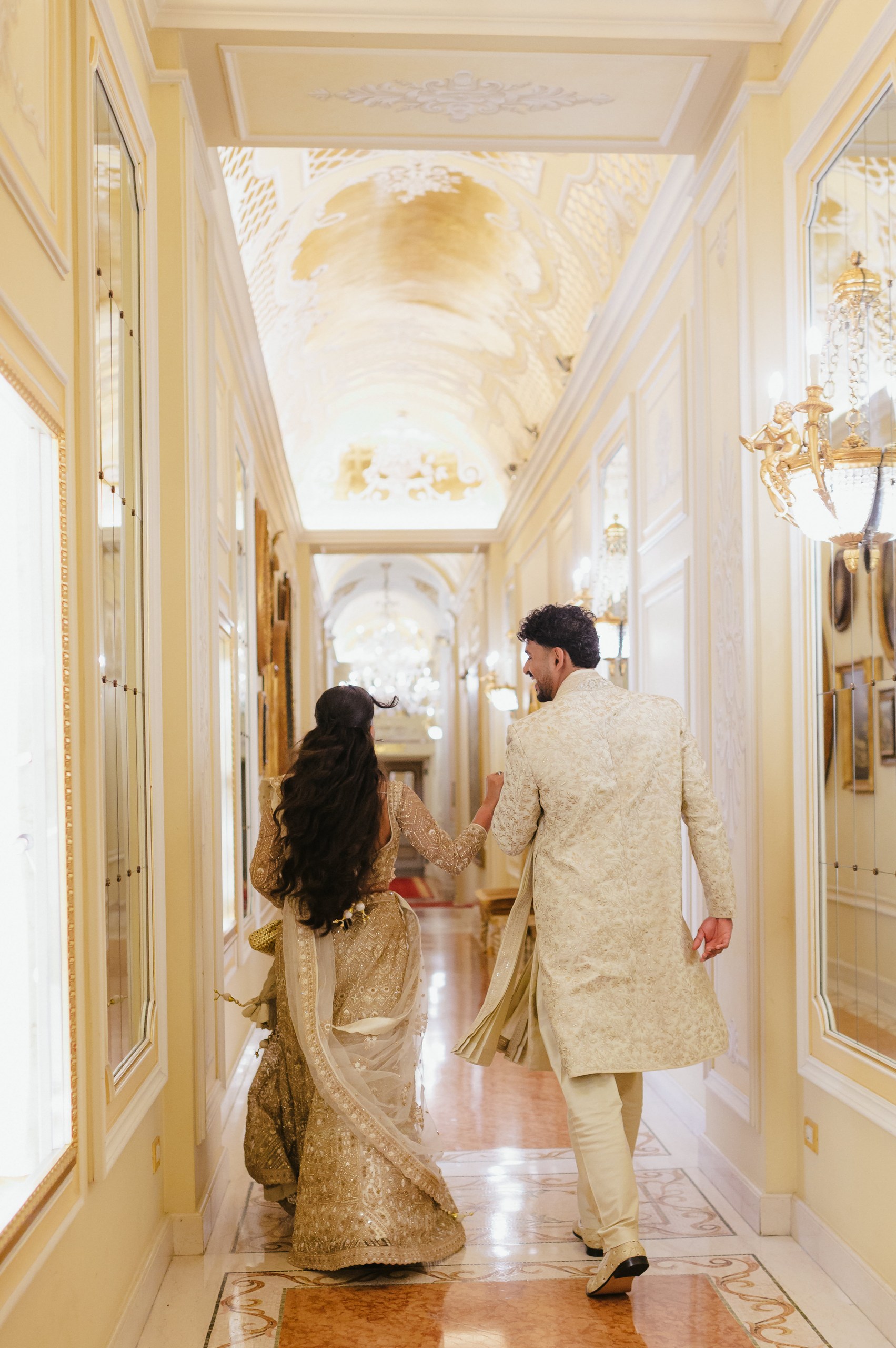 Matrimonio indiano sul Lago Maggiore – Andrea e Max ndrea e Max in abiti tradizionali indiani durante il ricevimento del loro matrimonio multiculturale sul Lago Maggiore.
