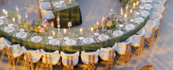 Ricevimento di matrimonio con tavoli curvi disposti a spirale, decorazioni floreali e sedie in legno